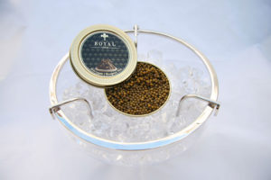 Beispiel für Kaviarsorten: Sibirischer Kaviar in eisgekülter Kristallschale